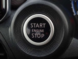【プッシュスタート】キーが車内にあれば、エンジンの始動・停止はブレーキを踏んでスイッチを押すだけ!キーを取り出す手間を省き、ワンプッシュで操作するので簡単でスムーズ!