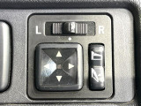 【電動格納ミラー】サイドミラーは電動格納式となっており、狭い駐車場でもキズがつくリスクを抑えられます。