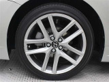 純正アルミホイールは精度が高く、走行の安定性が優れています。タイヤサイズは215/45R17です。