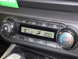 オートエアコン付きなので一度、気温を設定すれば自動的に過ごし易い温度に調整してくれますよ。 車内をいつでも快適空間にしてくれます。