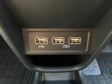 オーディオリンク用USB【A端子】と充電用USB【A端子x2】を装備してますのでドライブ中の充電も安心です。