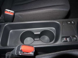 運転席と助手席の間にはカップホルダーも準備しております。