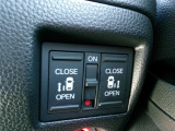 両側電動スライドドアです。運転席やキーレスから開閉が出来てとても重宝します。