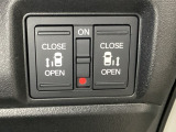 リアドアは乗り降りに便利な両側電動スライドドアです。また運転席に座っていながらスイッチ操作で自在にスライドドアを開け閉めできます。