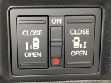 リアドアは乗り降りに便利な両側電動スライドドアです。また運転席に座っていながらスイッチ操作で自在にスライドドアを開け閉めできます。