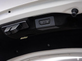 電動テールゲートはボタン1つで楽々に開閉が可能です。
