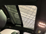 パノラミックルーフで明るい車内と開放感あるドライブをお楽しみいただけます。