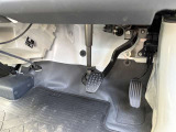 運転席の足元も綺麗なのがわかりますね!