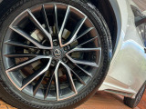 【純正20インチアルミホイール】外観にマッチした純正アルミホイールを装着しております。各種社外アルミホイールや、スタッドレスタイヤも取扱いしております。是非ご相談ください♪