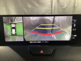狭い場所での駐車やすれ違いなどでより的確な運転操作に役立つ360&deg;ビューモニターが装備されています。