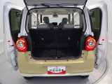 【荷室スペース】開口部が広く、荷物の積み降ろしがスムーズに行えます。リヤシートを倒せばさらに広い空間を作ることができ、毎日のお買い物からレジャーまで幅広く活躍する、使い勝手の良い設計です。
