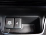 スマートフォンなどの充電が可能なUSB接続ジャック装備車両です♪♪♪