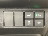 ハンドルの右側にHondaセンシング用のVSA解除スイッチとパワーテールゲートスイッチなどがついています。パワーテールゲートスイッチは車内からでもテールゲートの開け閉めを電動でできます。