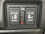 リアドアは乗り降りに便利な両側電動スライドドアです。また運転席に座っていながらスイッチ操作で自在にスライドドアを開け閉めできます。