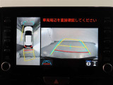 パノラミックビューモニター付きです。車両を上から見たような映像をモニター画面に表示。運転席からの目視では見にくい、車両周辺の状況をリアルタイムでしっかり確認できます。
