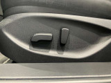 助手席電動パワーシートです。ドライバーに合わせて最適なポジションに合わせることができます。