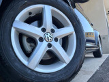 ●純正17インチアルミホイール:輸入車ならではの卓越した走りを支えるホイールと足回りです!日本車の走りに慣れている方にもぜひ体感して頂きたいほど、高いレベルでまとまっています!
