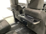 運転席・助手席の背もたれには、2列目シート用にカップホルダー付きの「格納式のシートバックテーブル」を装備しています。休憩時のちょっとした時間などカップを置いたり、小物置きに使えて便利です。
