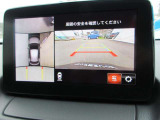 車両の前後左右にある4つのカメラを合成することで、まるでご自身のクルマを空から見ているような俯瞰での映像を映し出してくれます。バック時ももちろんのこと、前進時に視界の悪い交差点でも役に立ちますね。