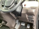 高速で便利なETCがあり、便利なパワースライドドアや、横滑りを防ぐVSAなどのスイッチは、運転席の右側、手の届きやすい位置にあります。