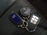 一度使ったら手放せなくなるスマートエントリーキーシステムです。 鞄やポケットの中に入れたままでもドアロック、解除、エンジン始動も出来ます。 重い荷物を持っていてもKEYを出す手間も無くとっても便利です