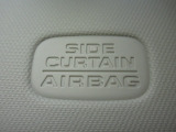 サイドカーテンエアバックシステムは、側面衝突時に大人から子供までさまざまな体格の乗員の頭部や頚部を広範囲で保護。特にセンターピラーへの頭部衝突を防ぐ展開性能を実現しています。