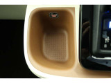 【カップホルダー】缶ジュースやペットボトルなどを置いたり、ちょっとした小物入れにもなります。
