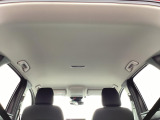 天井はベージュカラーで広さを感じさせます。ヘッドクリアランスも充分に取り乗りやすさを実現しています。