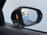 ●アウディサイドアシスト『後方の死角を並走する車両を検知しドアミラーの内側のLEDが点灯。ドライバーに注意を促し事故を未然に防ぐシステムです。』