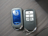スマートキー付。キーを取り出さなくてもドアロックの施錠・開錠、エンジンの始動が出来ます。雨の日や荷物の多い日にとても便利ですね。