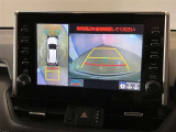 【パノラミックビュー&バックビュー】駐車時の安全確認をする為に車両上方からの映像と後方カメラからのを同時に表示しバックガイドも付いているのでバックの苦手な方でも安心して運転出来ますよ。