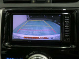 車両後方の映像を映すバックモニター。進路を確認しながら安全に車庫入れできます。