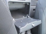 収納スペースは数少ないですが便利に使えるリアコンソールボックスです。