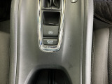 パーキングブレーキはスマートな電子制御式と合わせて渋滞時等にブレーキペダルから足を離しても停車状態を保持してくれるオートブレーキホールド機能で運転が楽になります。スタートはアクセルペダルを踏むだけ