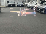 人気のヘッドアップディスプレイ!現在の車速、ナビゲーション・システムによるルート案内の矢印表示、チェック・コントロール、前車接近警告など、さまざまな情報をドライバーの視界内に直接表示いたします!