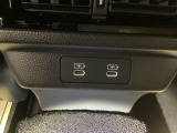 後席にもUSBチャージャー搭載。スマートフォンなどの充電にとっても便利です。