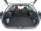 大きな開口幅で荷物を出し入れしやすいのが魅力のラゲージスペースです!リヤシートのシートバックの工夫で、更に積載容量が広くなり、よりたくさんの荷物の収納・長尺の荷物の収納が可能になります♪