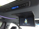 後席モニター装備:セカンドシート・サードシートにご乗車の方は、ドライブ中も天井部についているモニターでTV等をお楽しみ下さい♪♪使用しない時は、画面を天井部分に格納できます!