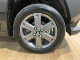 スポーティーでデザイン的にもおしゃれなアルミホイール装備しております。