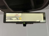 車両後方のカメラ映像をミラー面に投影します。社内の状況や天候に左右されずいつでもクリアな後方視界が得られます。