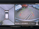 空から見ているような視点で周囲が確認できるアラウンドビューモニター、クルマの真上から見ているかのような映像によって、周辺の見えにくい障害物でも気付くことができます。
