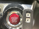 【Hondaスマートキー】カバンやポケットに入れたままでもドアの施錠・解錠が可能なスマートキーを装備。エンジンのオン・オフ時もカギを取り出す必要が無いからとっても便利です♪