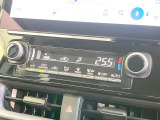 【オートエアコン】一度お好みの温度に設定すれば、車内の温度を検知し風量や温度を自動で調整。暑い&hellip;寒い&hellip;と何度もスイッチ操作をする必要はありません。快適な車内空間には必須の機能ですね♪