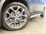 ●純正18インチアルミホイール:輸入車ならではの卓越した走りを支えるホイールと足回りです!日本車の走りに慣れている方にもぜひ体感して頂きたいほど、高いレベルでまとまっています!