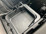 助手席側の座席下には車検証などの小物を入れて頂けるスペースを設置。さらに取っ手が付いているので、そのまま取り出して使う事も可能です。