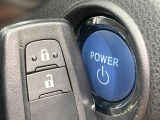 【スマートキー】カバンやポケットに入れたままでもドアの施錠・解錠が可能なスマートキーを装備。エンジンのオン・オフ時もカギを取り出す必要が無いからとっても便利です♪