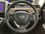 ハンドルにHondaセンシング系のクルーズコントロールやレーンキープアシストなどのスイッチと、オーディオの操作スイッチが装備されています。ハンドルから手を離さず安全に操作できます。