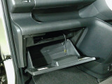 助手席側グローブボックスに車検証などを入れておける収納スペースがあります