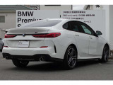 スタイリッシュなリアビュー。リアフォグランプを採用し、悪天候の走行時に後続のドライバーにし車両を示します。デザインだけではなく、安全面にも抜かりが無いBMWで駆け抜ける喜びを体感下さい。