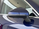 ●アウディサイドアシスト『後方の死角を並走する車両を検知しドアミラーの内側のLEDが点灯。ドライバーに注意を促し事故を未然に防ぐシステムです。』